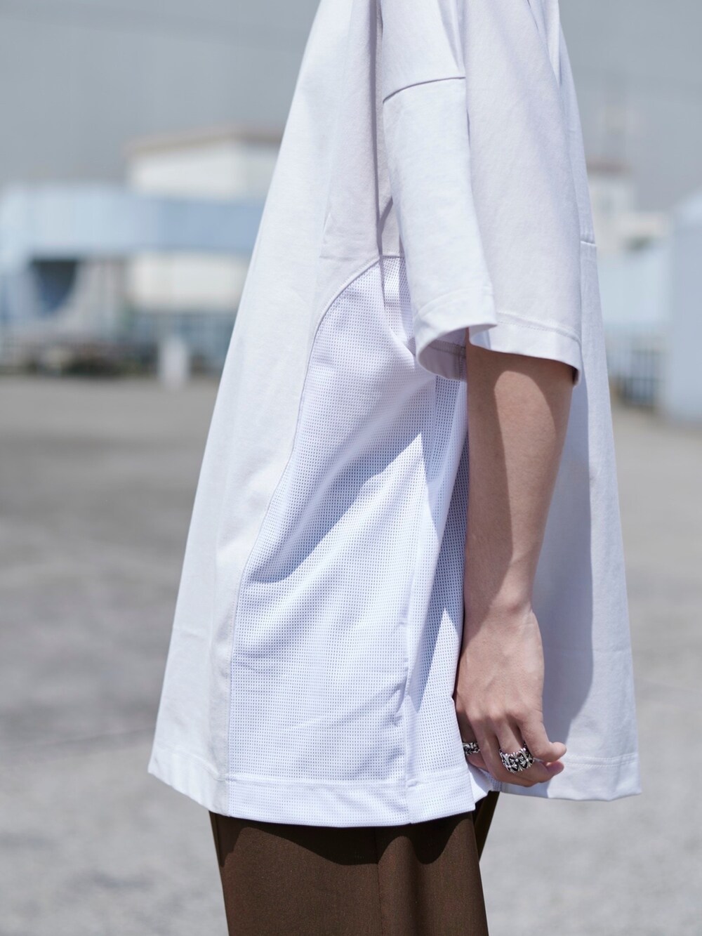 グレー系のTシャツ/カットソーを着用したメンズの春コーディネートの3枚目の写真