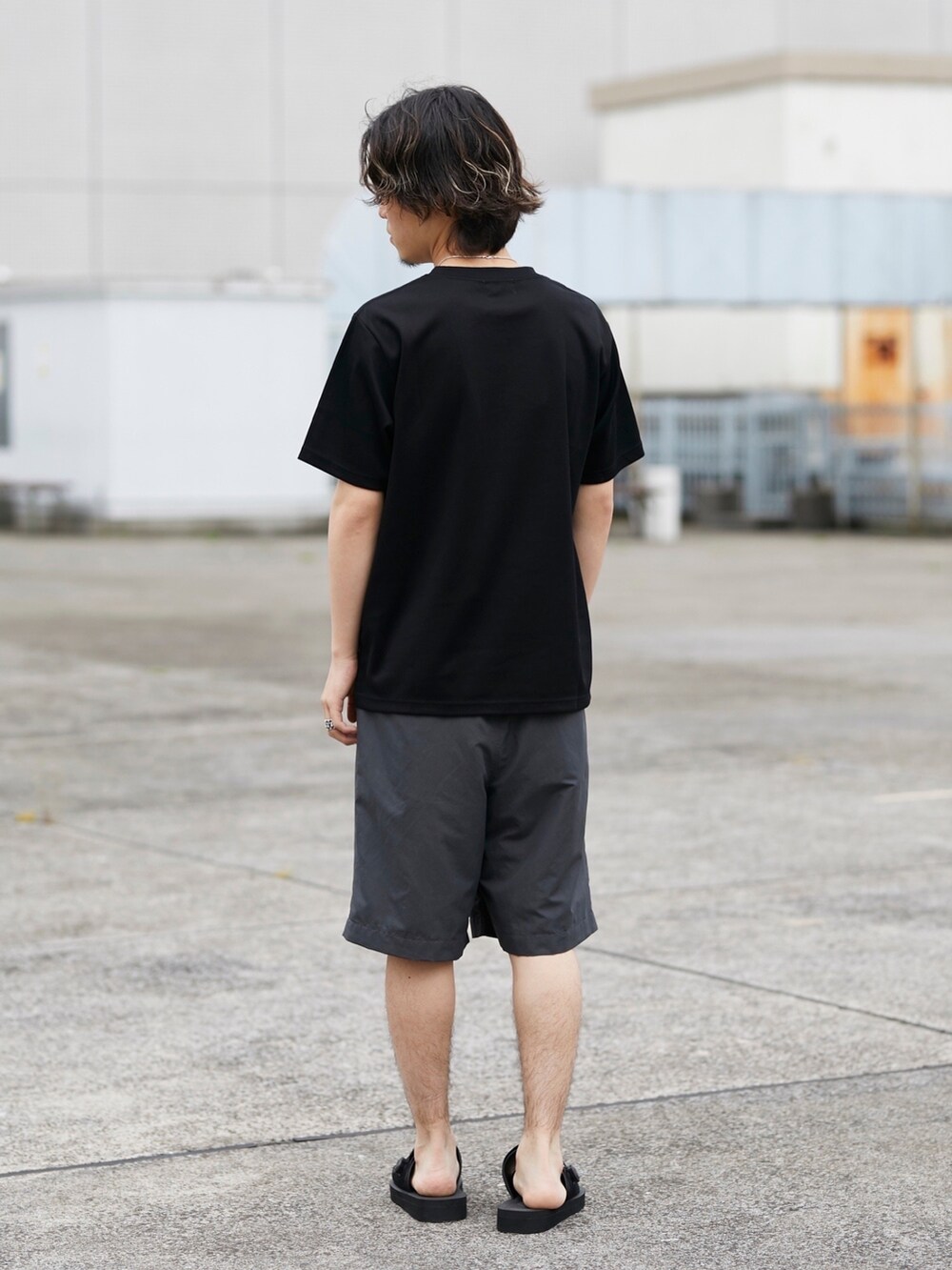 グレー系のその他パンツを着用したメンズの春コーディネートの3枚目の写真