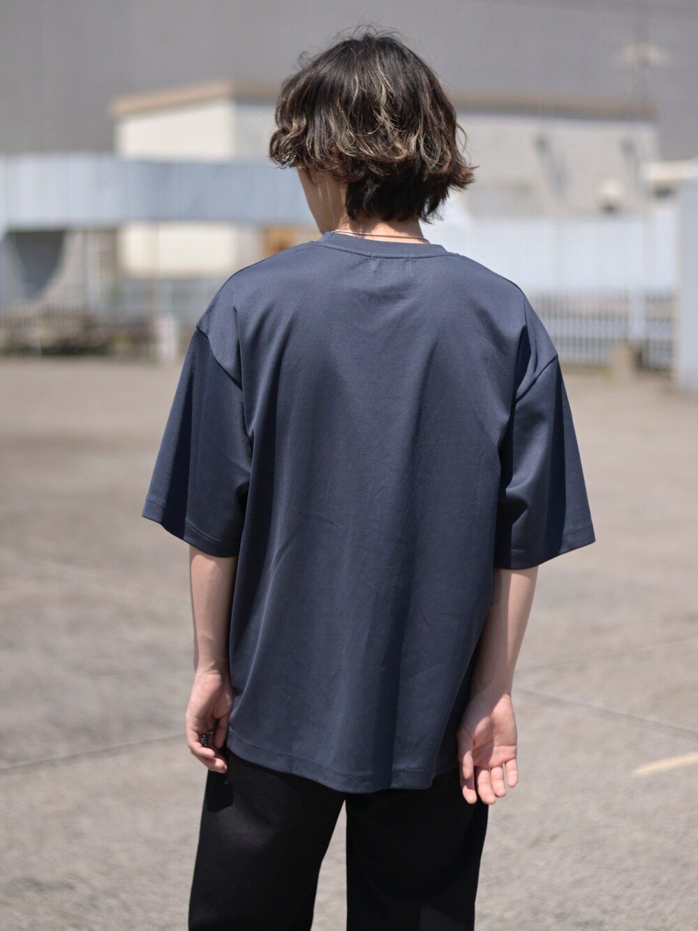 ブルー系のTシャツ/カットソーを着用したメンズの春コーディネートの5枚目の写真