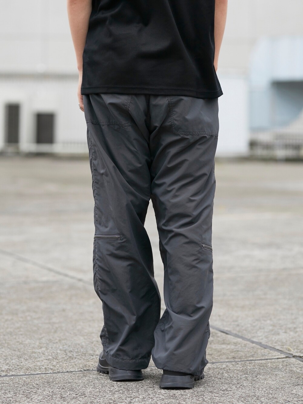 グレー系のカーゴパンツを着用したメンズの春コーディネートの3枚目の写真