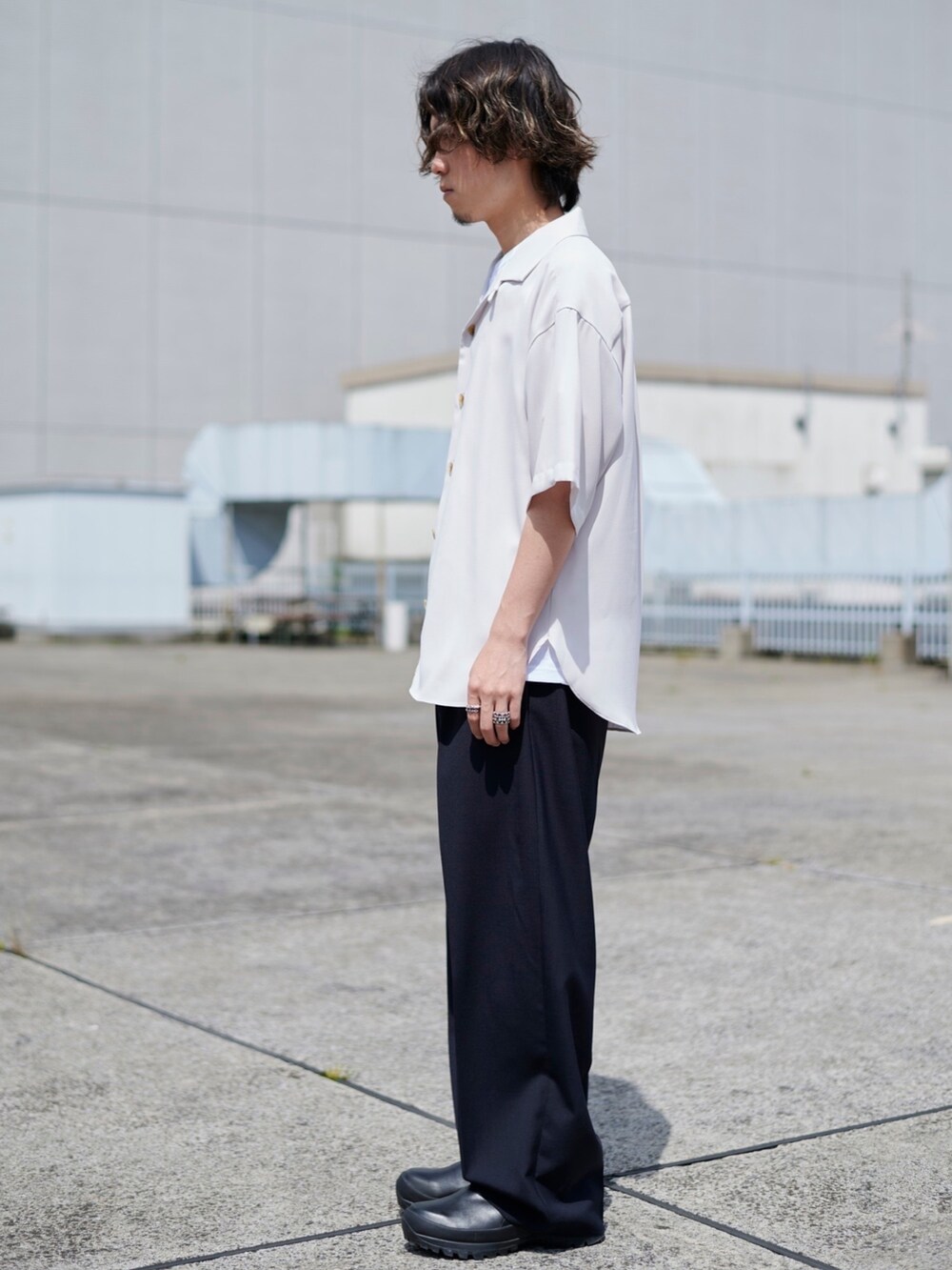 ホワイト系のシャツ/ブラウスを着用したメンズの春コーディネートの2枚目の写真