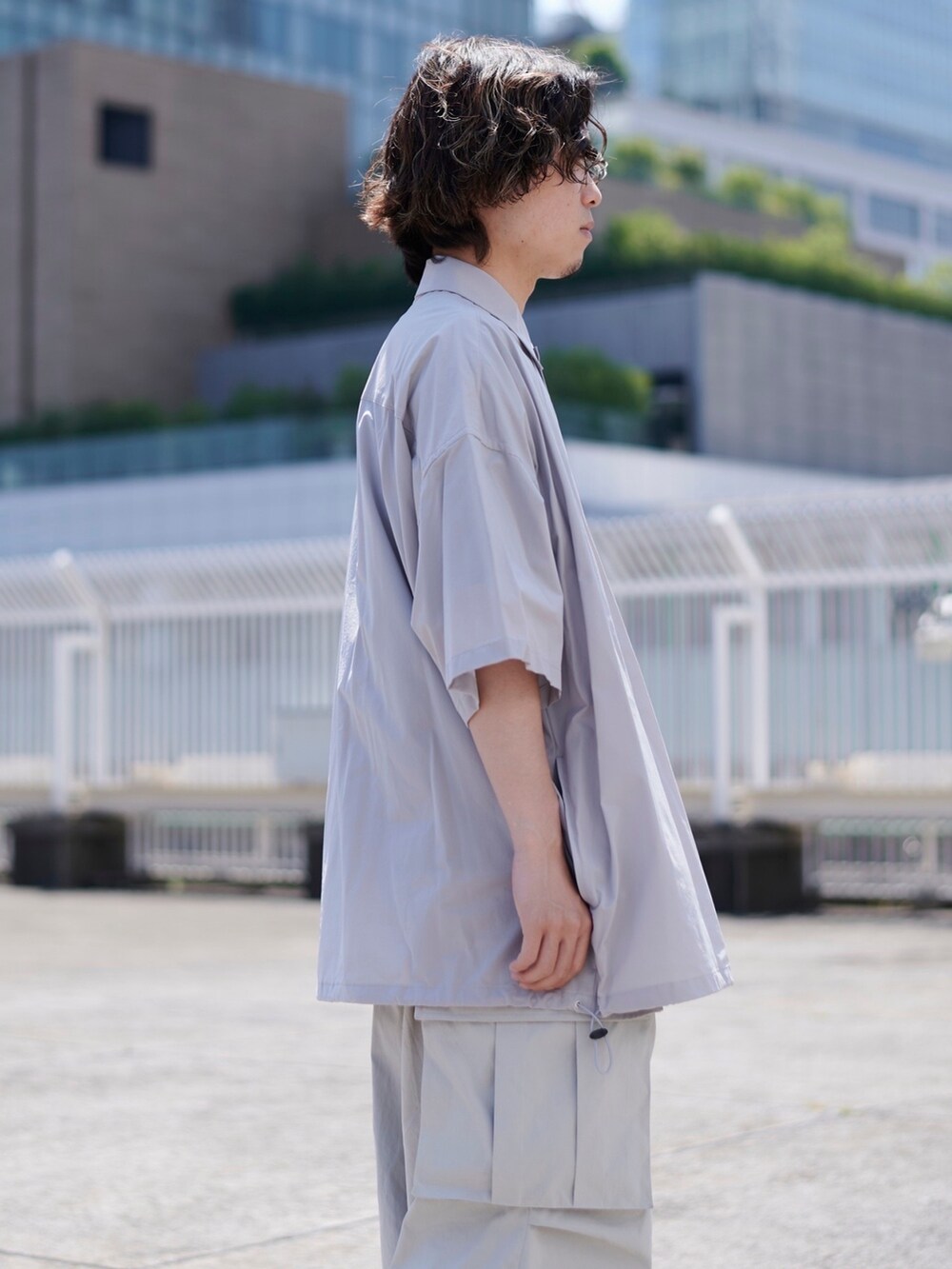 グレー系のシャツ/ブラウスを着用したメンズの春コーディネートの3枚目の写真