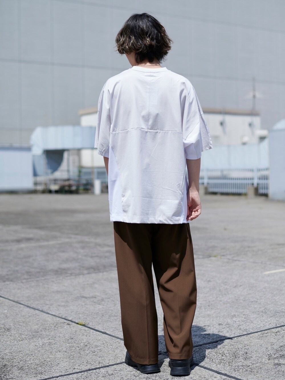 グレー系のTシャツ/カットソーを着用したメンズの春コーディネートの4枚目の写真