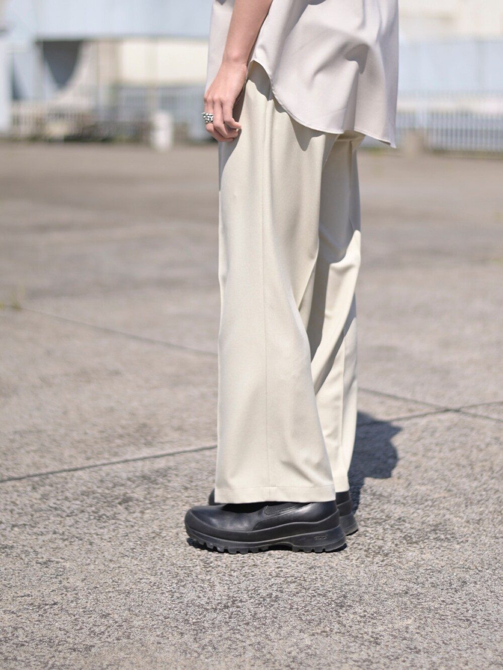 ベージュ系のスラックスを着用したメンズの夏コーディネートの5枚目の写真