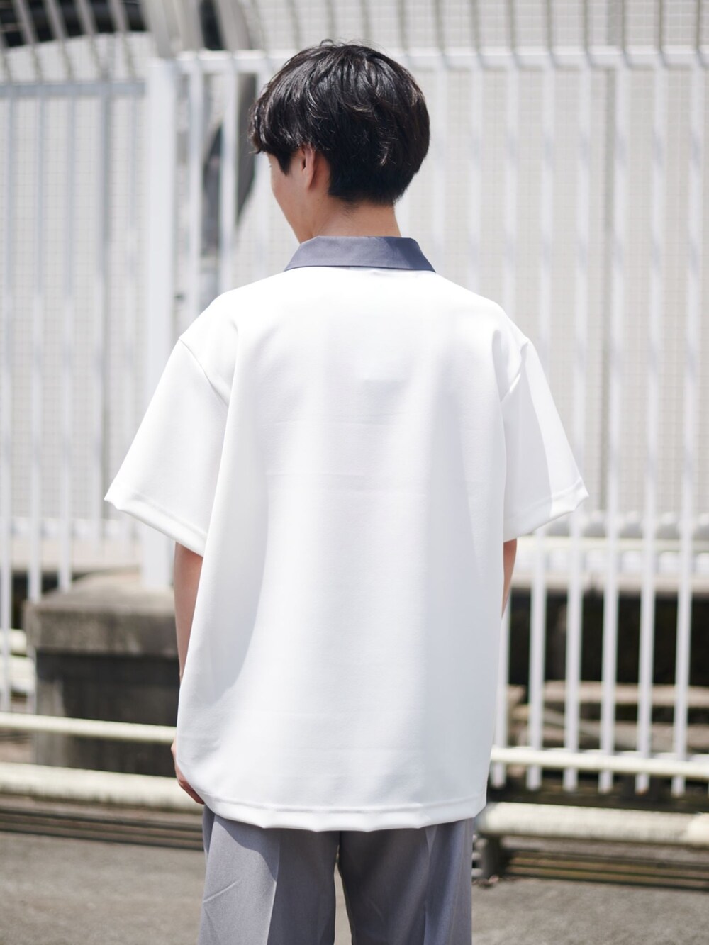 グレー系のスラックスを着用したメンズの夏コーディネートの5枚目の写真