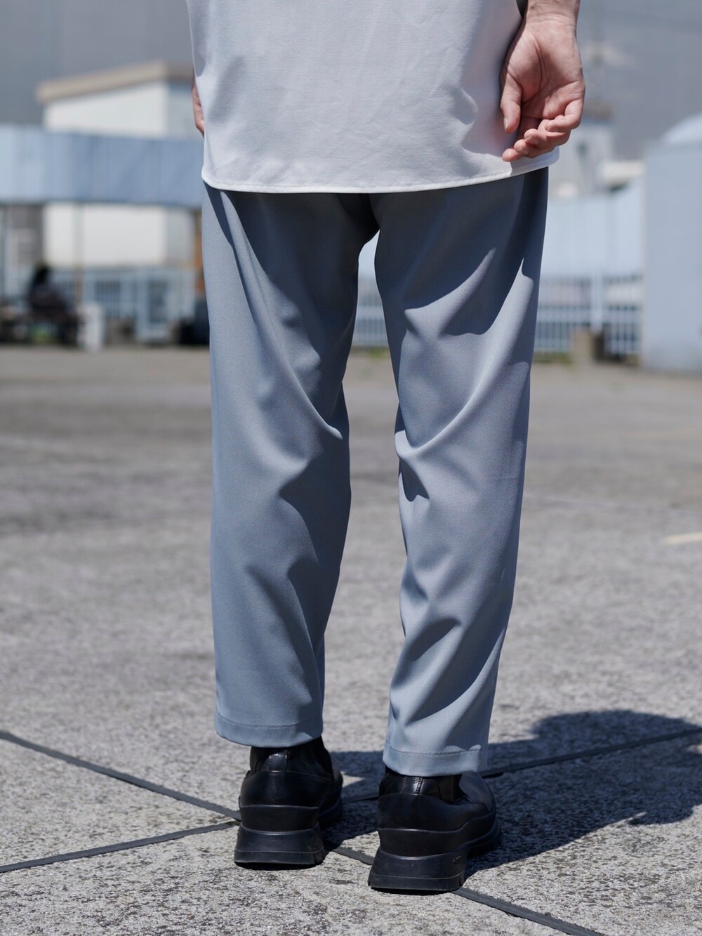 グレー系のスラックスを着用したメンズの夏コーディネートの3枚目の写真