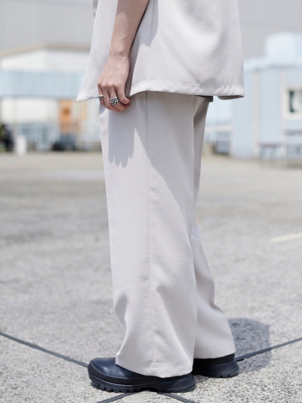 ホワイト系のテーラードジャケット、ホワイト系のスラックスを着用したメンズの春コーディネートの4枚目の写真