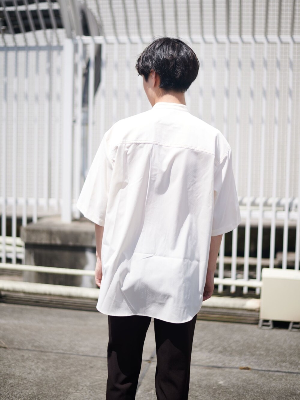 ホワイト系のシャツ/ブラウスを着用したメンズの夏コーディネートの5枚目の写真