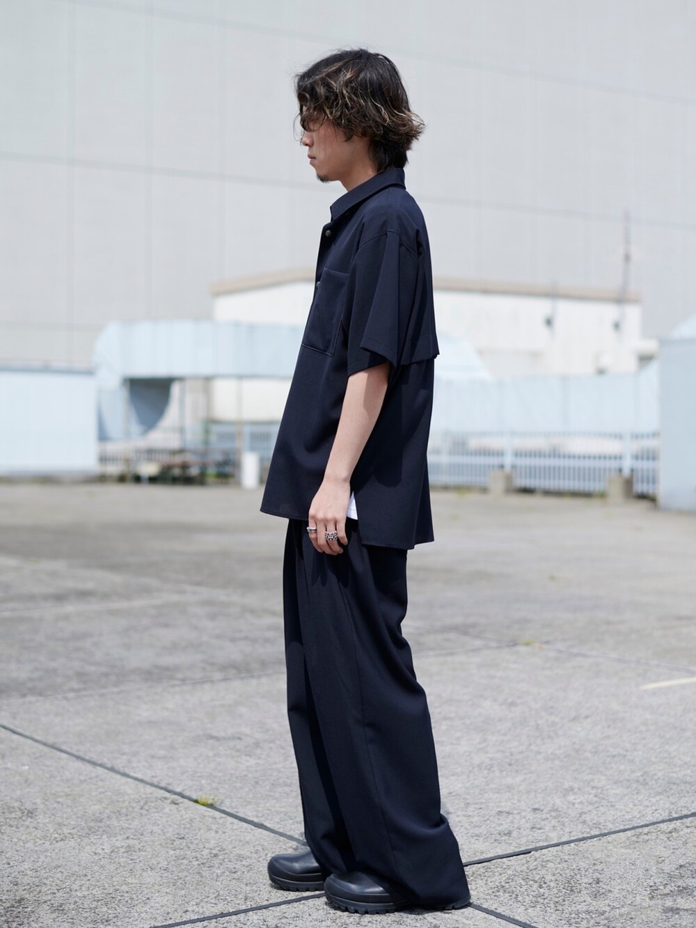 その他のスラックスを着用したメンズの春コーディネートの5枚目の写真