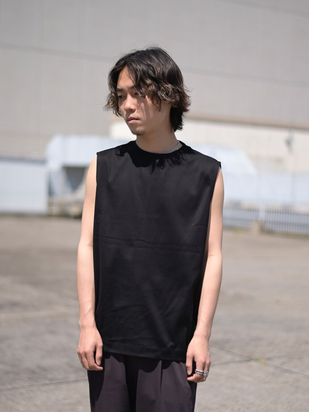 ブラウン系のスラックスを着用したメンズの春コーディネートの4枚目の写真