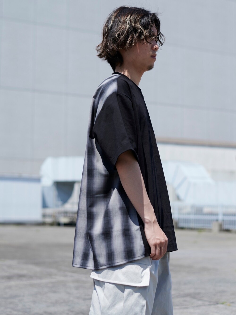 ブラック系のTシャツ/カットソーを着用したメンズの春コーディネートの3枚目の写真