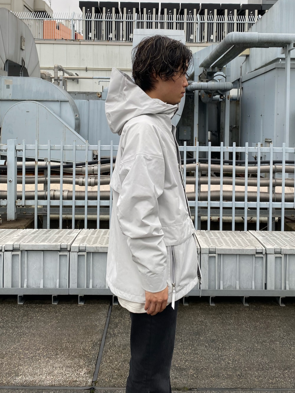 ホワイト系のブルゾンを着用したメンズの秋コーディネートの4枚目の写真