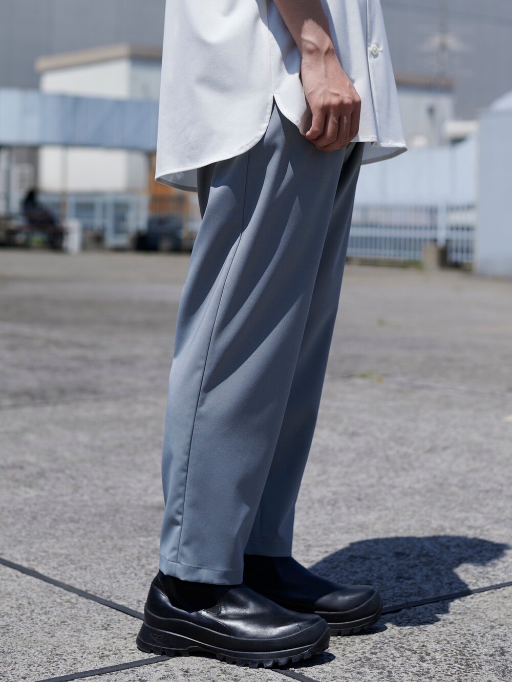 グレー系のスラックスを着用したメンズの夏コーディネートの2枚目の写真