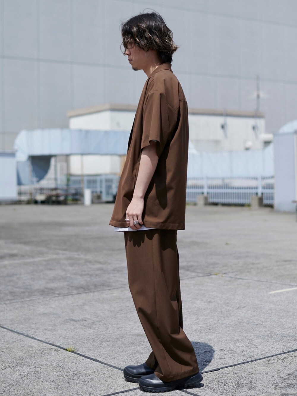 ブラウン系のテーラードジャケットを着用したメンズの春コーディネートの2枚目の写真