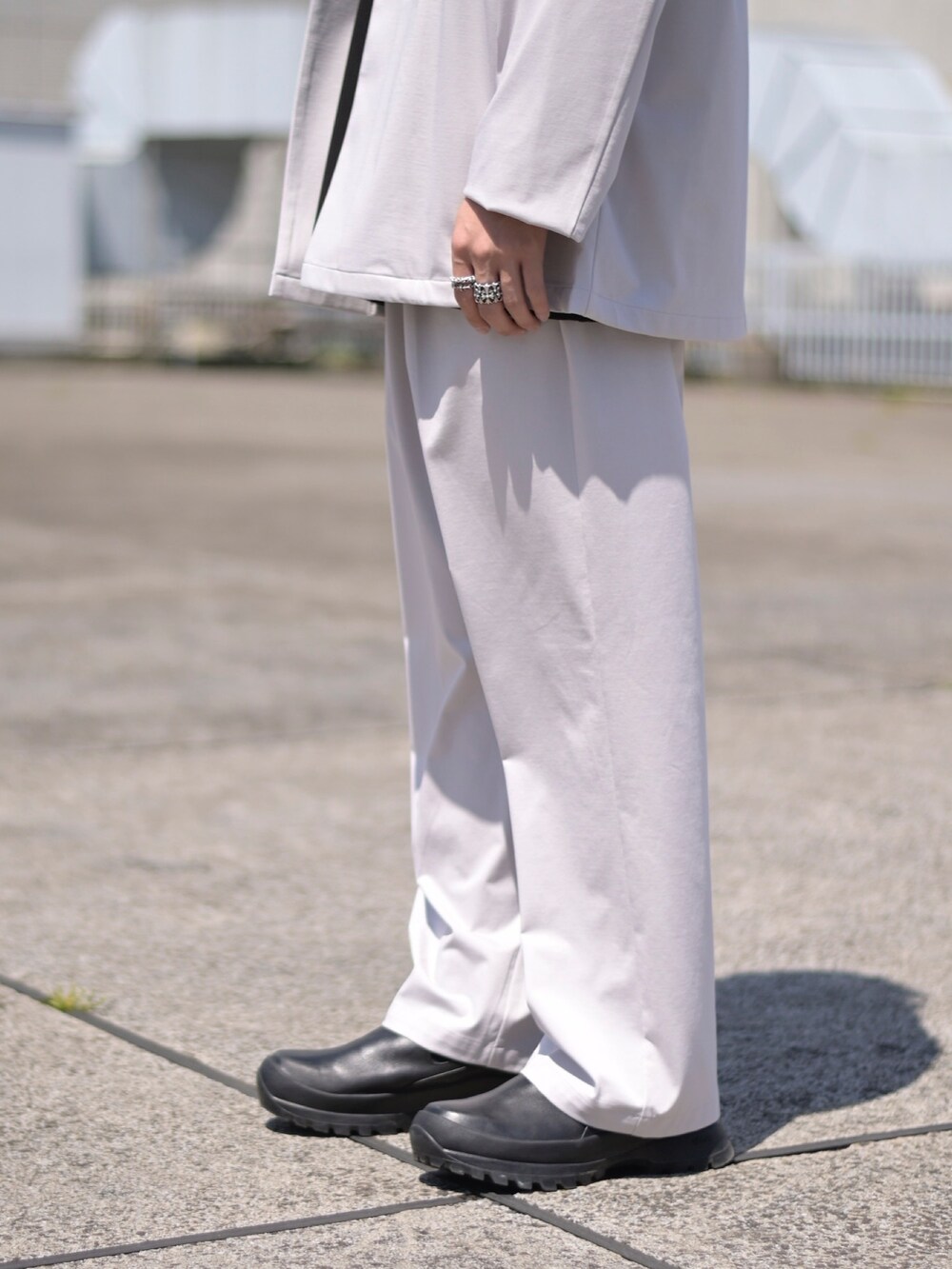 グレー系のカーディガン/ボレロ、グレー系のスラックスを着用したメンズの春コーディネートの5枚目の写真