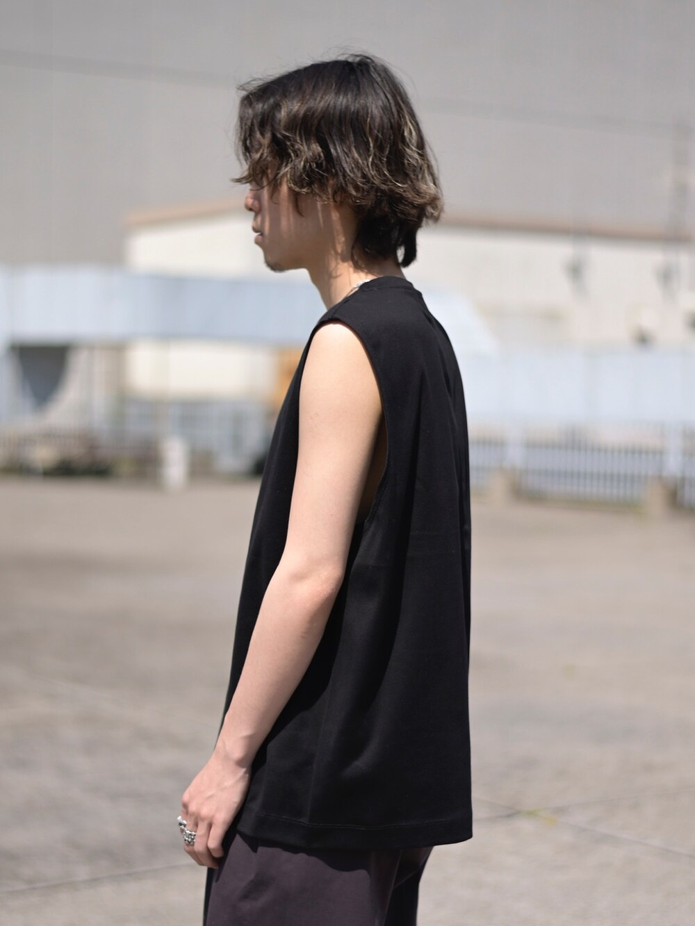 ブラウン系のスラックスを着用したメンズの春コーディネートの2枚目の写真