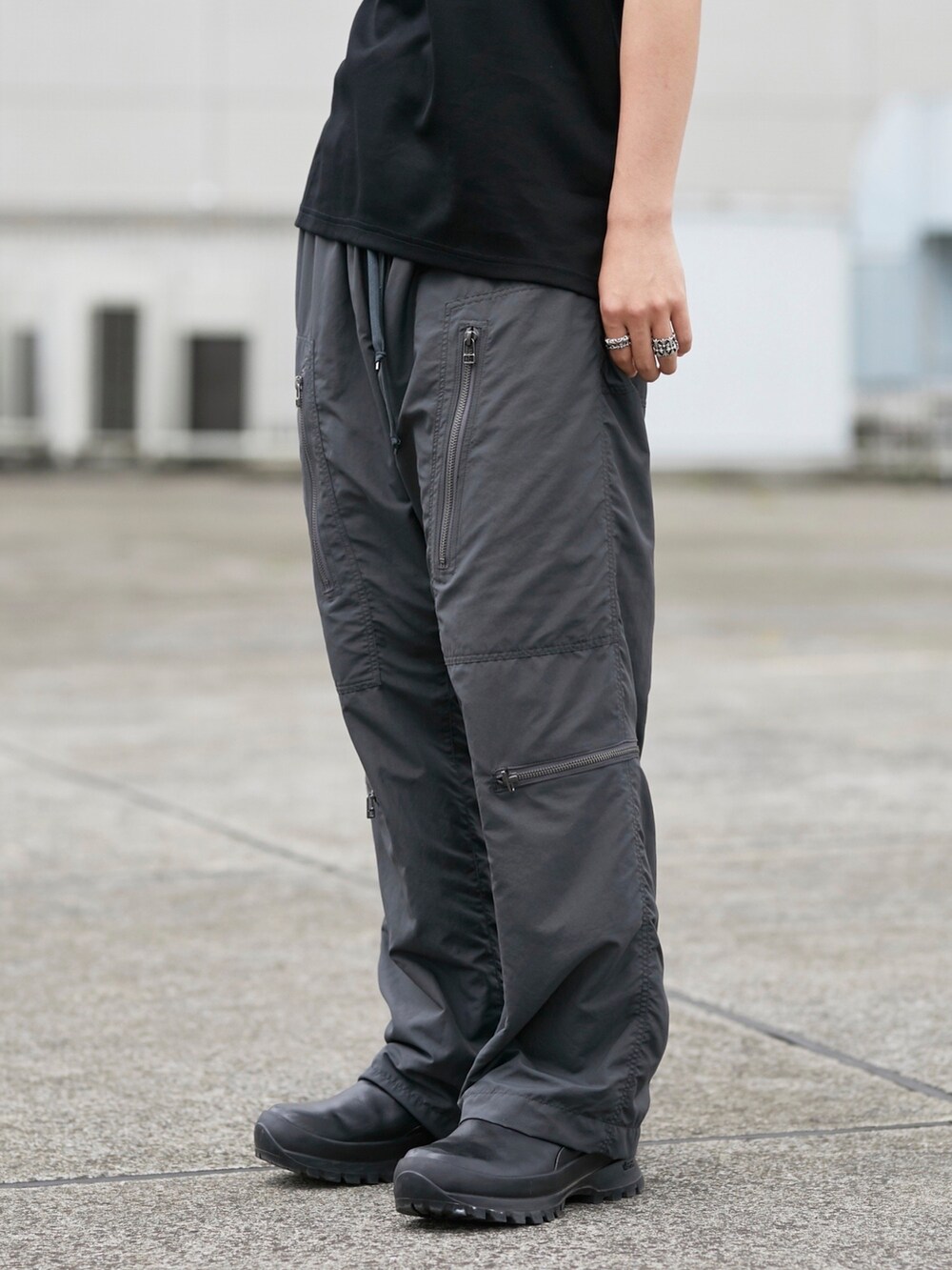 グレー系のカーゴパンツを着用したメンズの春コーディネートの4枚目の写真