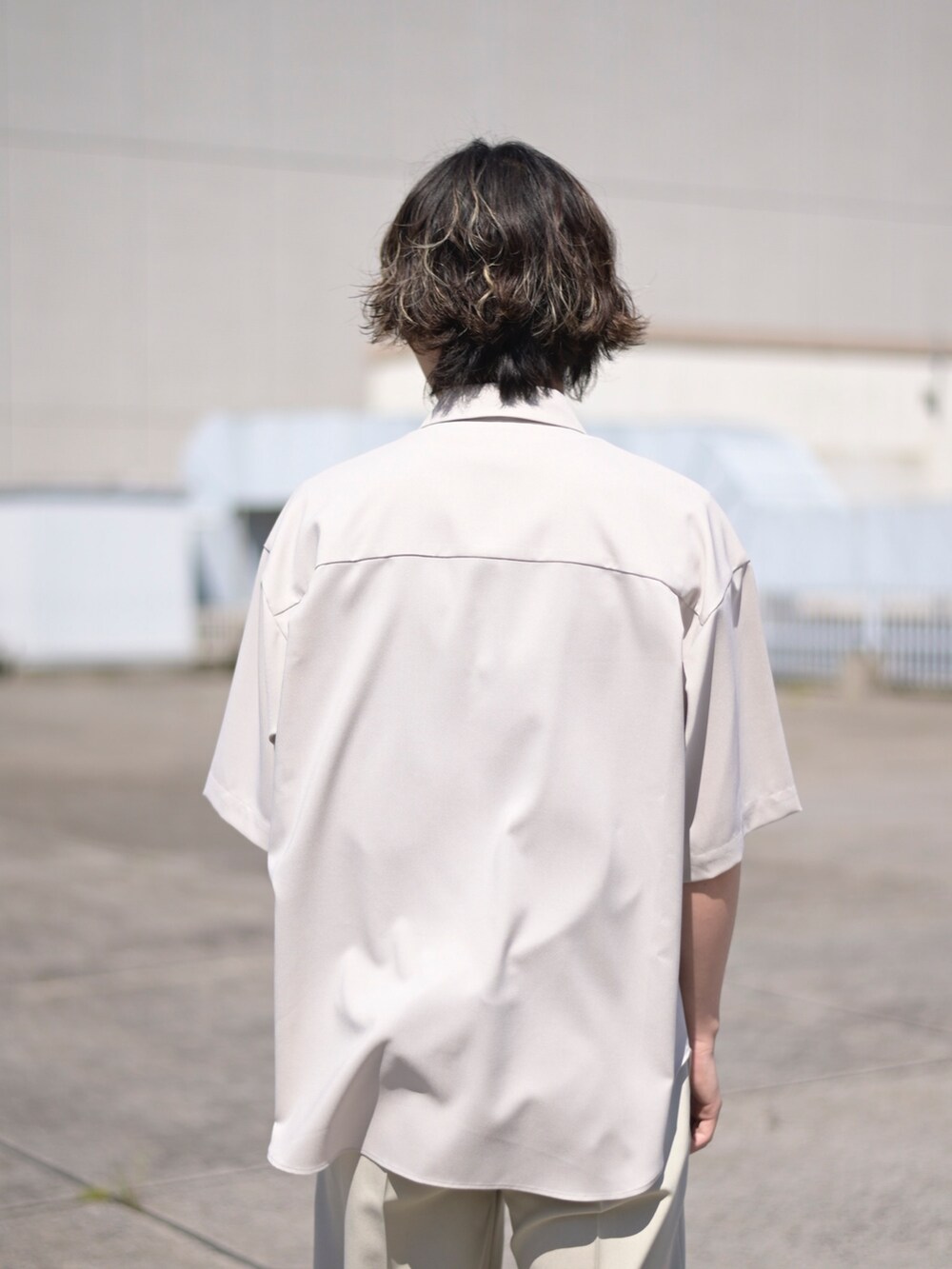 ベージュ系のシャツ/ブラウスを着用したメンズの春コーディネートの4枚目の写真