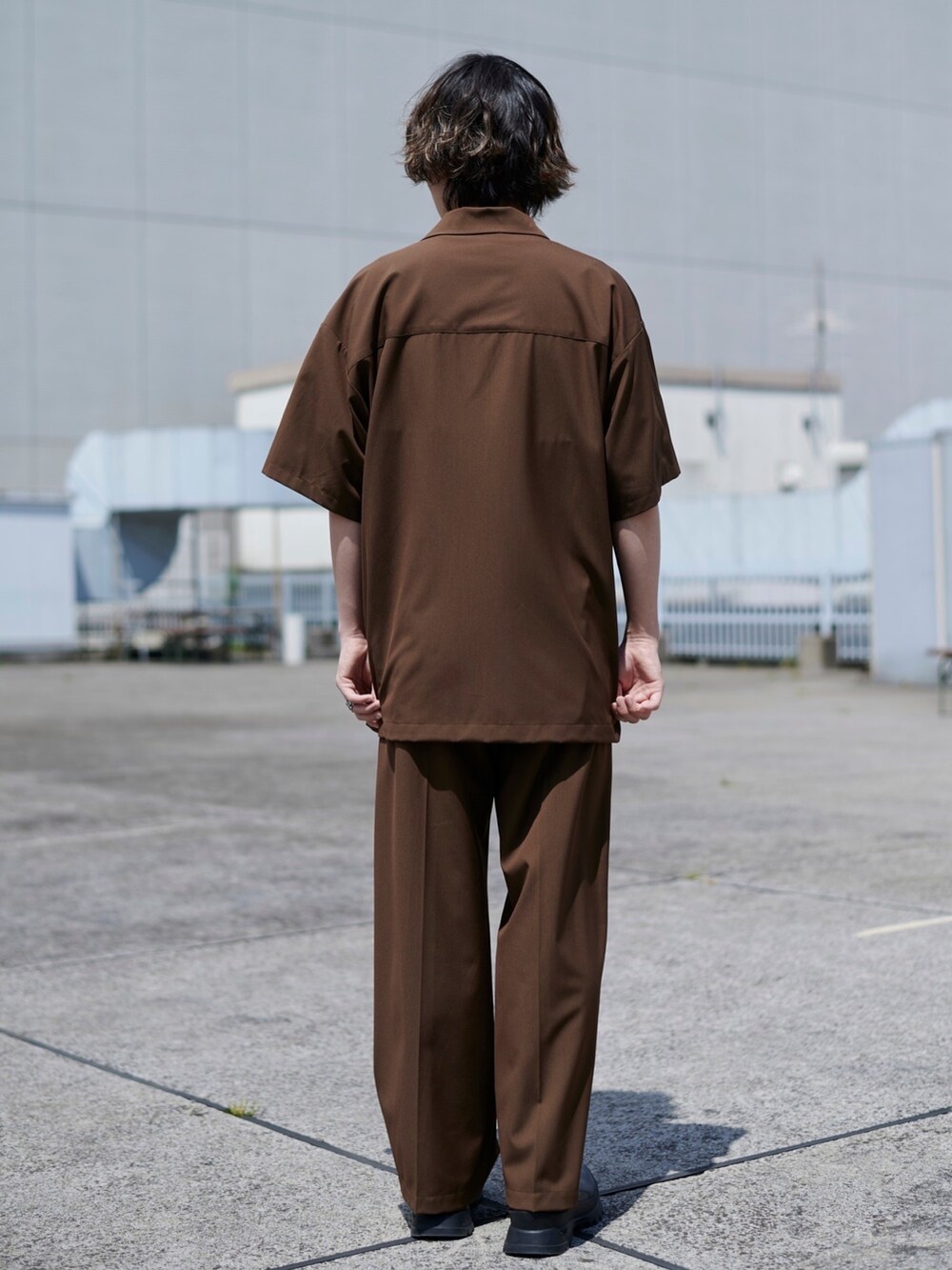 ブラウン系のテーラードジャケットを着用したメンズの春コーディネートの3枚目の写真