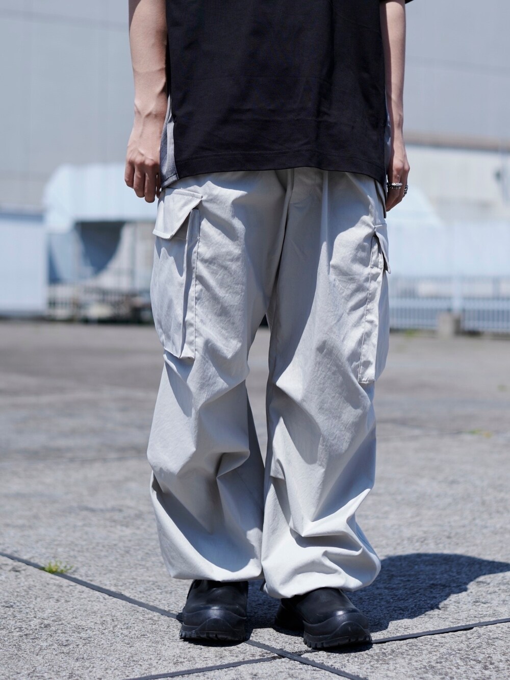 ブラック系のTシャツ/カットソーを着用したメンズの春コーディネートの5枚目の写真