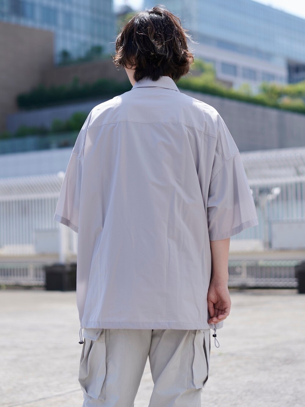 グレー系のシャツ/ブラウスを着用したメンズの春コーディネートの4枚目の写真