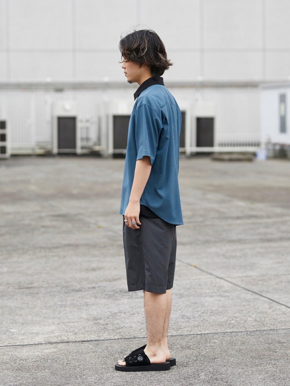 ブルー系のシャツ/ブラウスを着用したメンズの春コーディネートの3枚目の写真