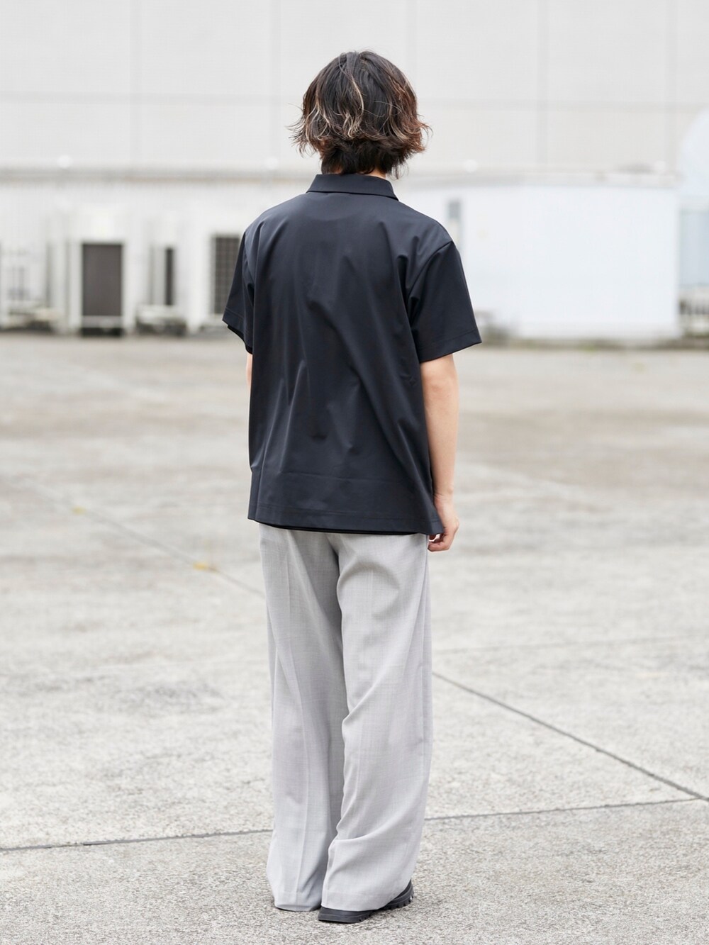 ブラック系のシャツ/ブラウスを着用したメンズの春コーディネートの3枚目の写真