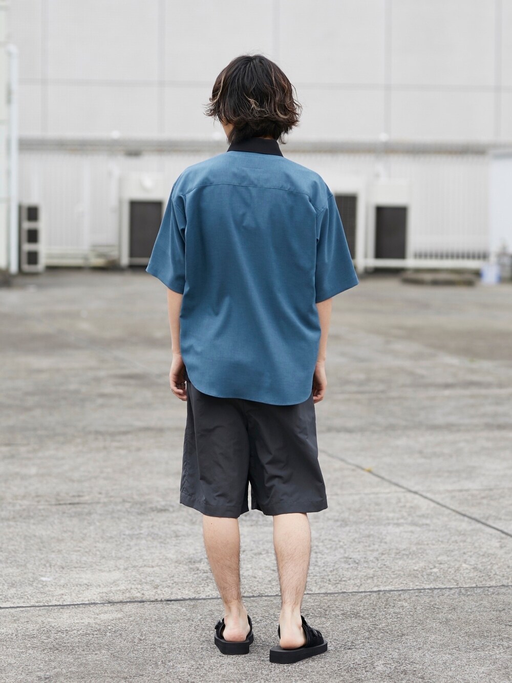 ブルー系のシャツ/ブラウスを着用したメンズの春コーディネートの4枚目の写真