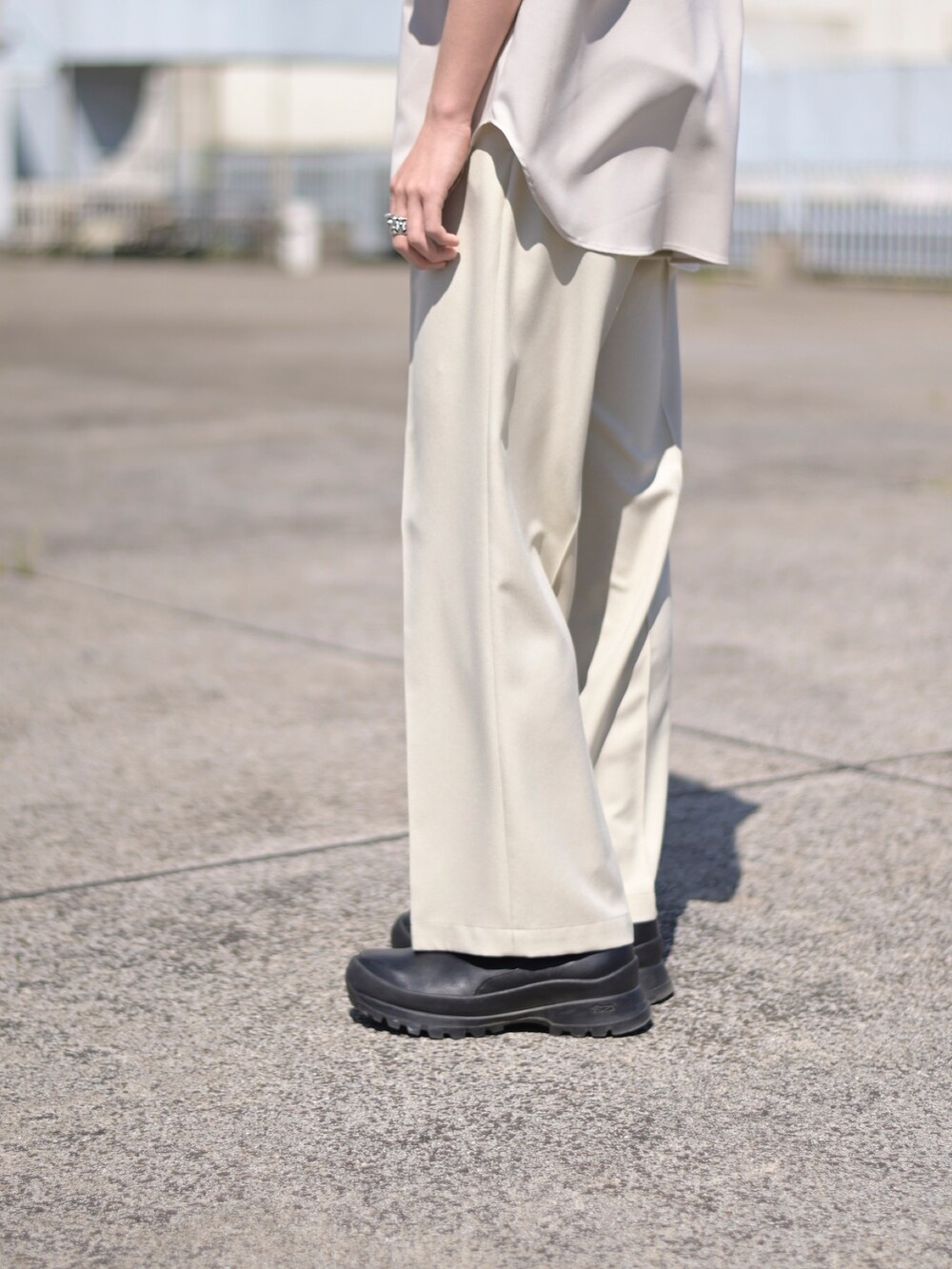 ベージュ系のシャツ/ブラウスを着用したメンズの春コーディネートの5枚目の写真