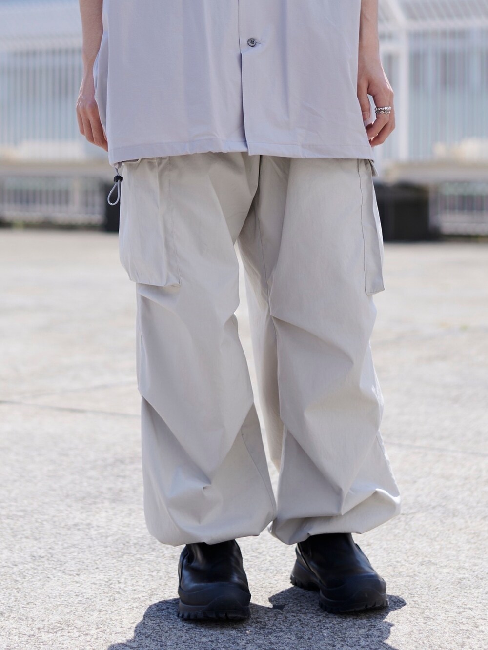 グレー系のカーゴパンツを着用したメンズの春コーディネートの3枚目の写真