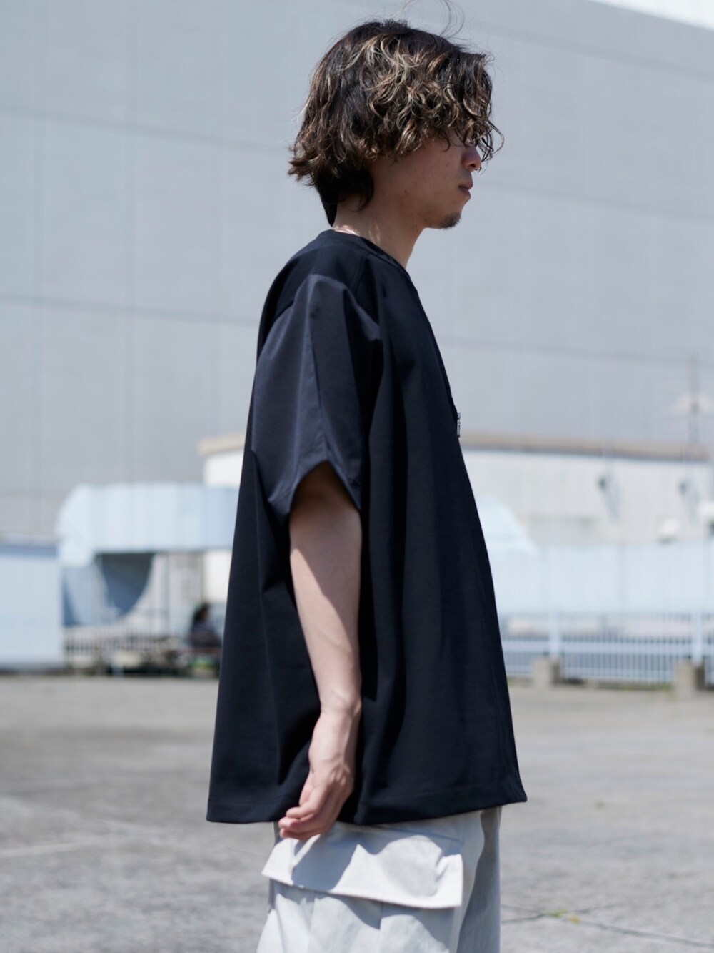 ブラック系のTシャツ/カットソーを着用したメンズの春コーディネートの3枚目の写真