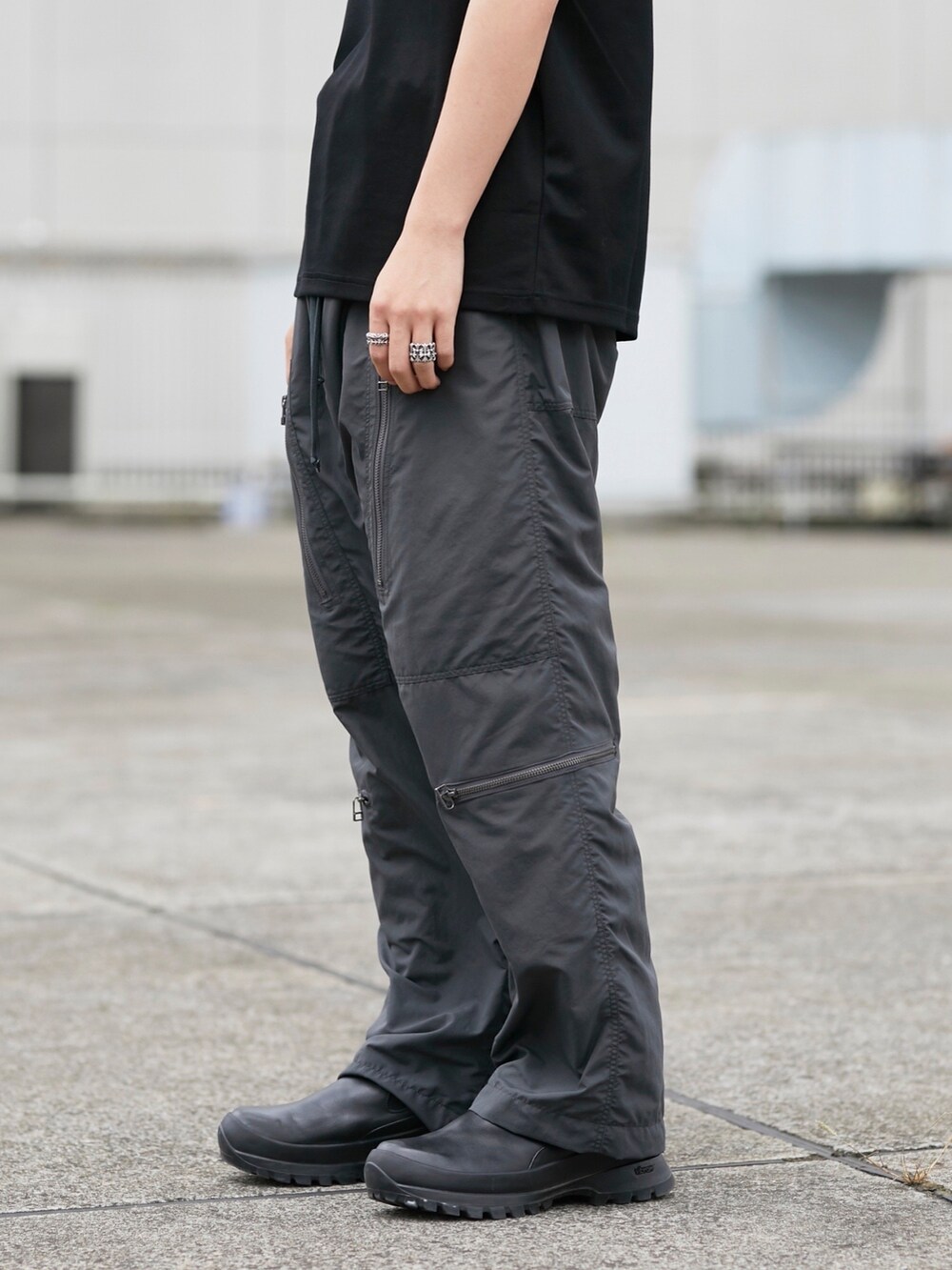 グレー系のカーゴパンツを着用したメンズの春コーディネートの5枚目の写真