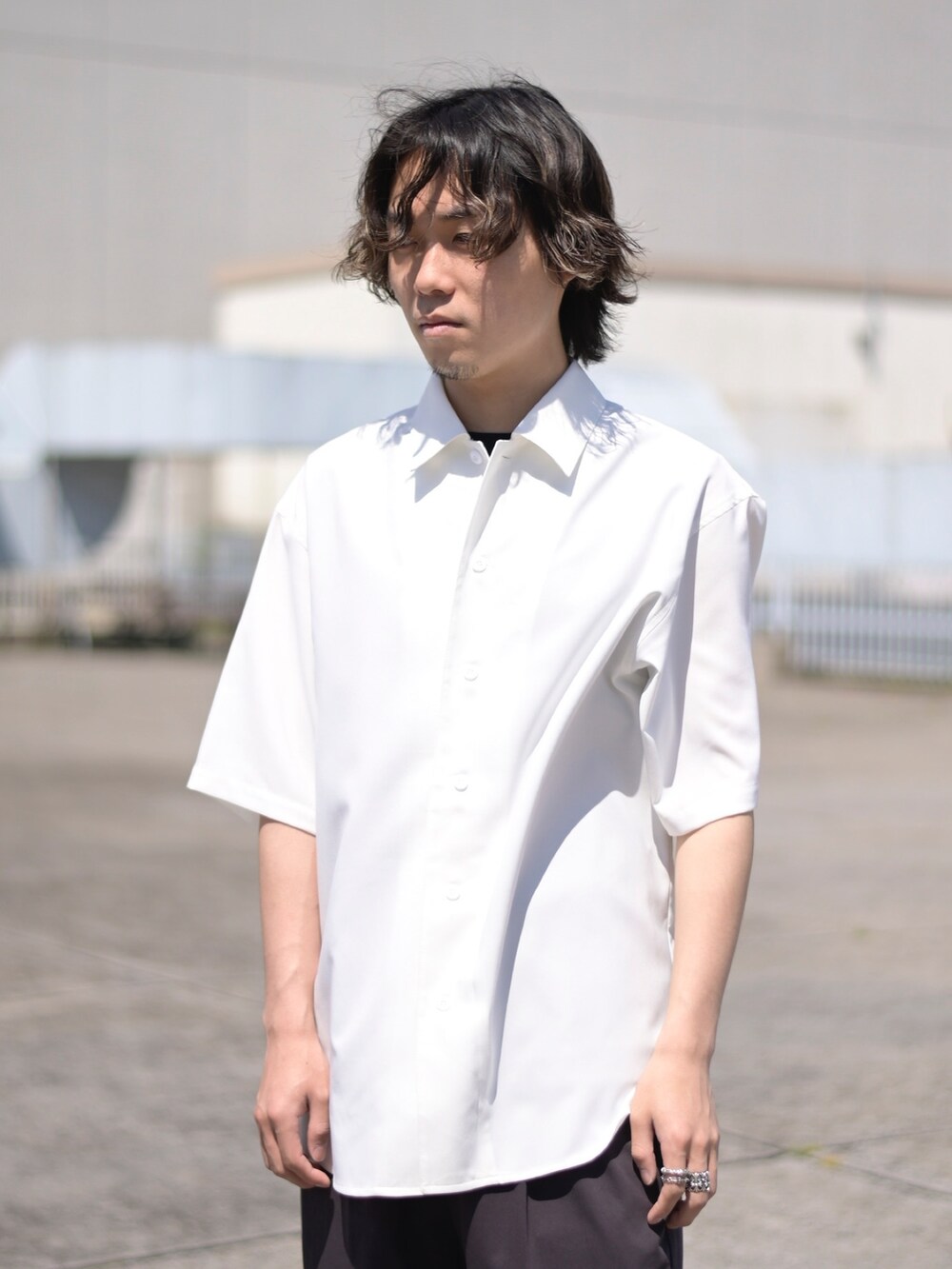 ホワイト系のシャツ/ブラウスを着用したメンズの春コーディネートの2枚目の写真