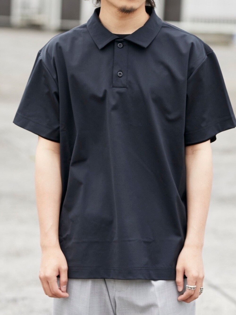 ブラック系のシャツ/ブラウスを着用したメンズの春コーディネートの5枚目の写真