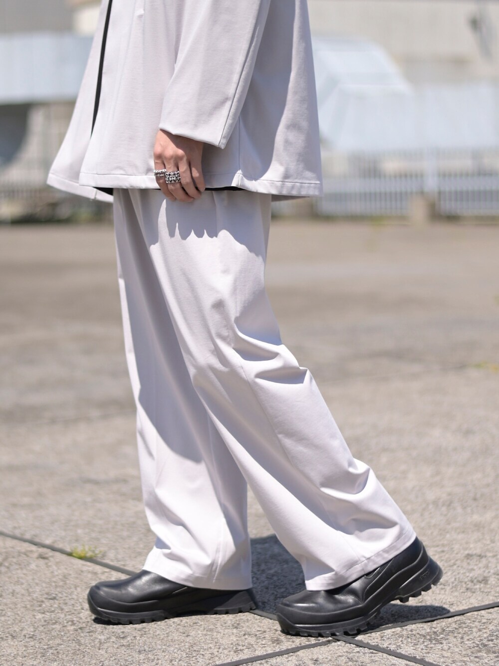 グレー系のカーディガン/ボレロ、グレー系のスラックスを着用したメンズの春コーディネートの4枚目の写真