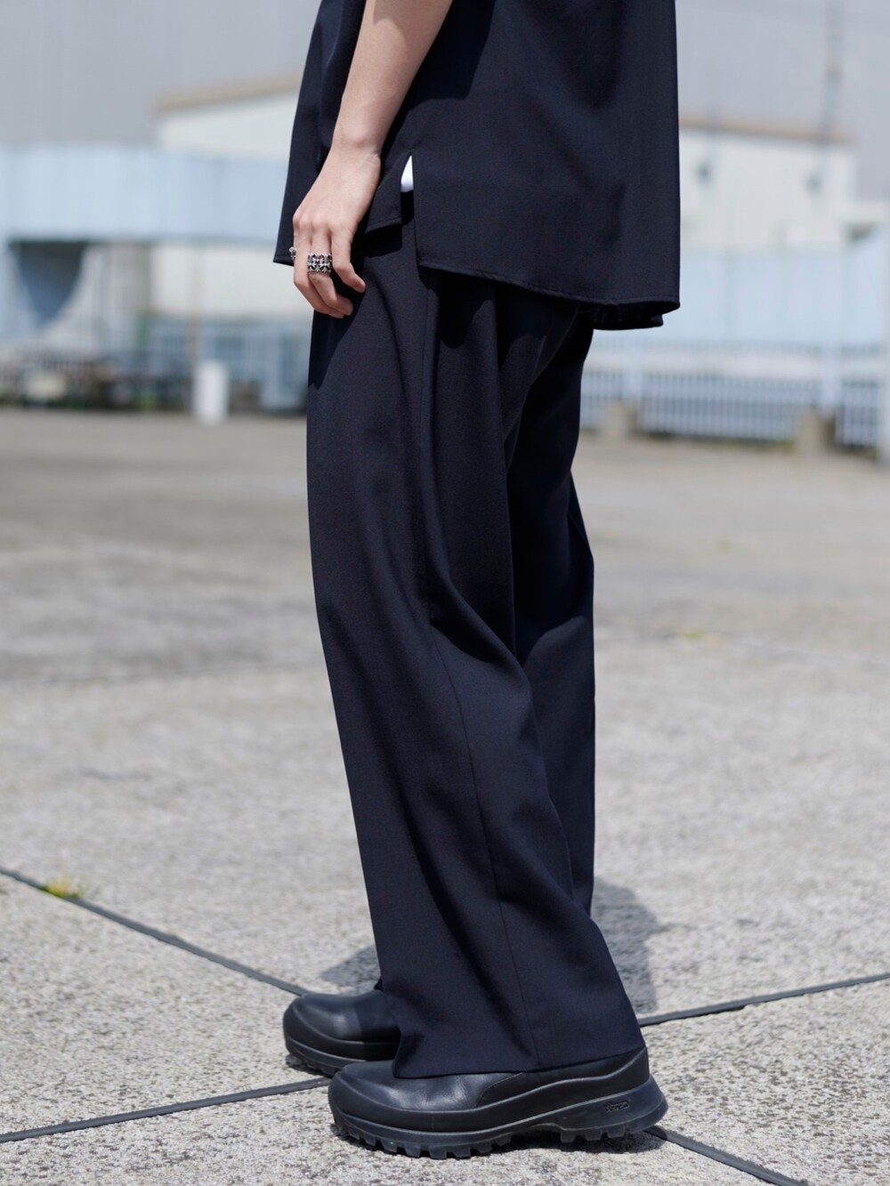 その他のスラックスを着用したメンズの春コーディネートの3枚目の写真