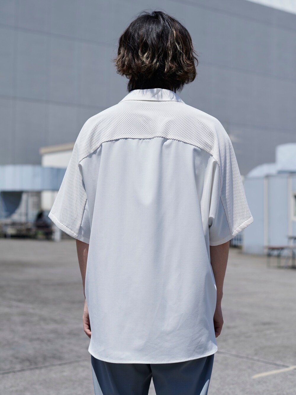 ホワイト系のシャツ/ブラウスを着用したメンズの春コーディネートの5枚目の写真