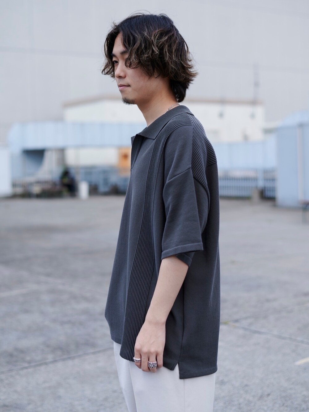 グレー系のポロシャツを着用したメンズの春コーディネートの3枚目の写真