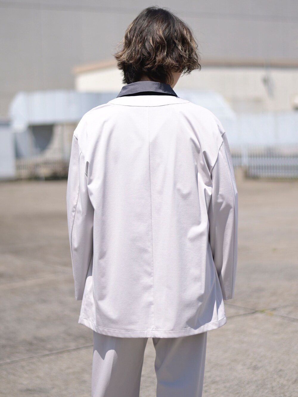 グレー系のカーディガン/ボレロ、グレー系のスラックスを着用したメンズの春コーディネートの2枚目の写真