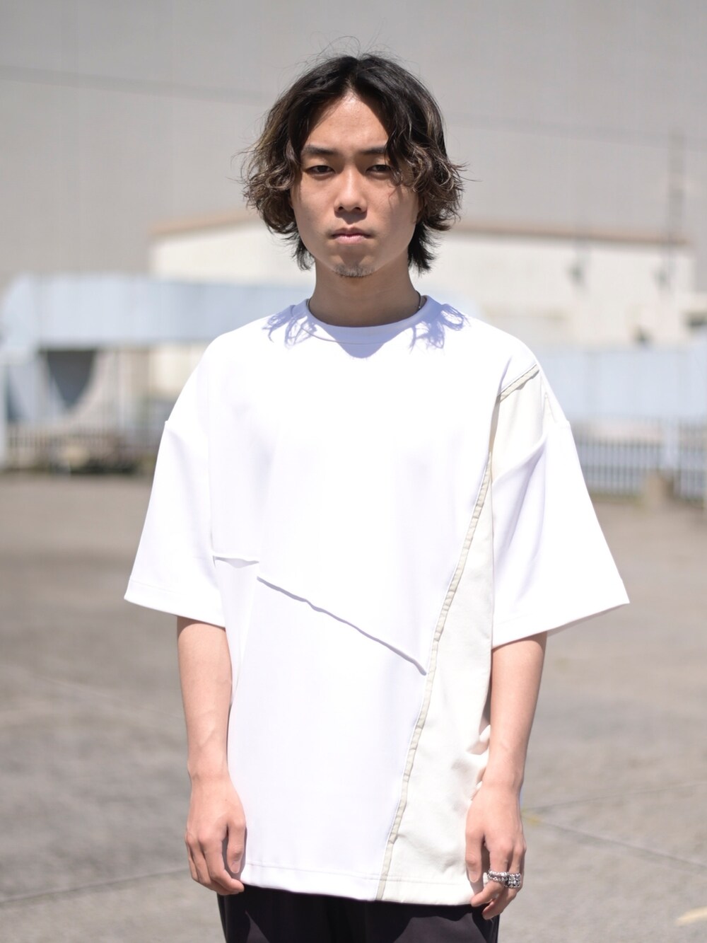 ホワイト系のTシャツ/カットソー、ブラウン系のスラックスを着用したメンズの春コーディネートの2枚目の写真