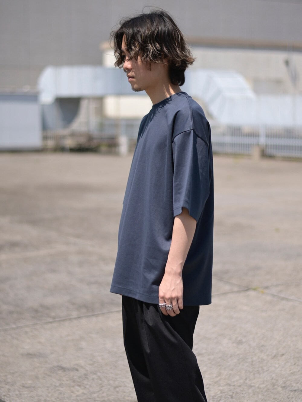 ブルー系のTシャツ/カットソーを着用したメンズの春コーディネートの4枚目の写真