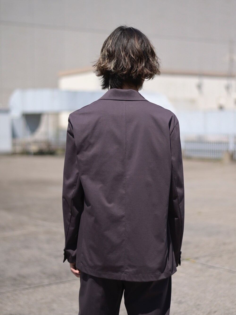 ブラウン系のテーラードジャケット、ブラウン系のスラックスを着用したメンズの春コーディネートの5枚目の写真