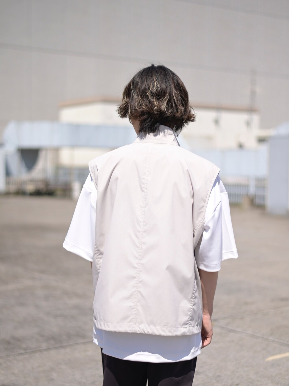 ベージュ系のベストを着用したメンズの春コーディネートの5枚目の写真