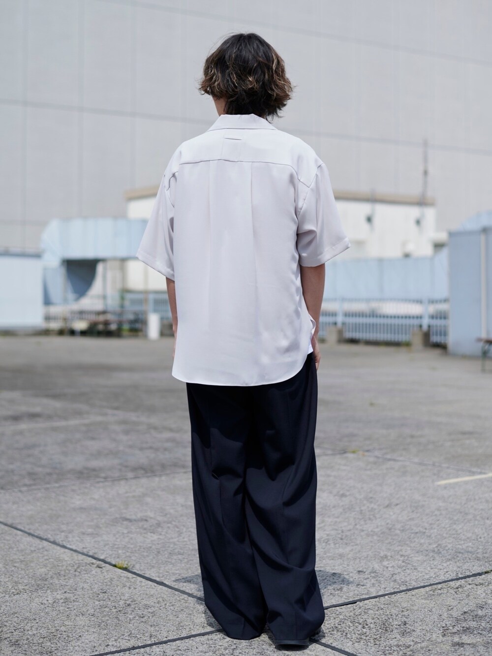 ホワイト系のシャツ/ブラウスを着用したメンズの春コーディネートの3枚目の写真