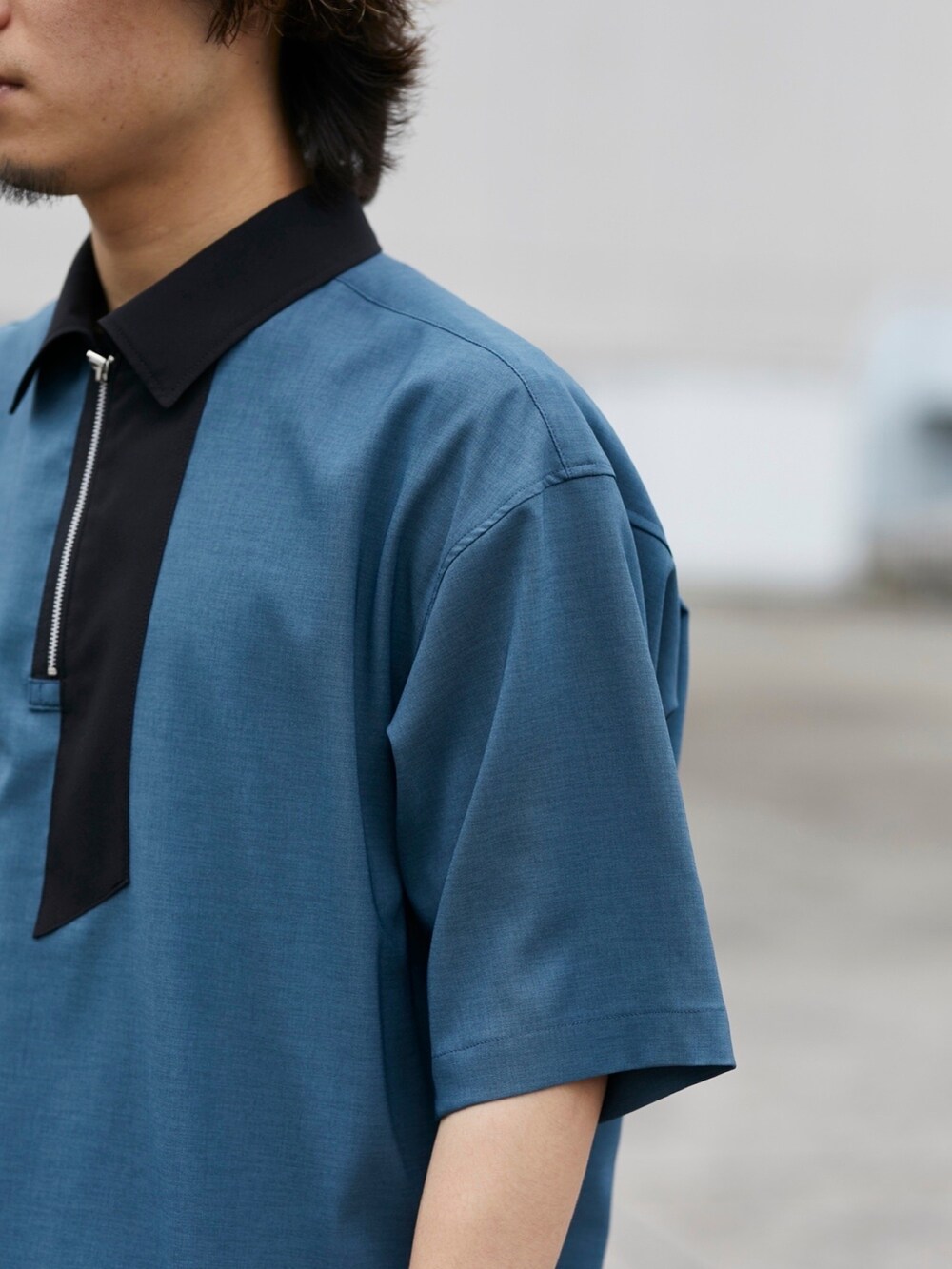 ブルー系のシャツ/ブラウスを着用したメンズの春コーディネートの5枚目の写真