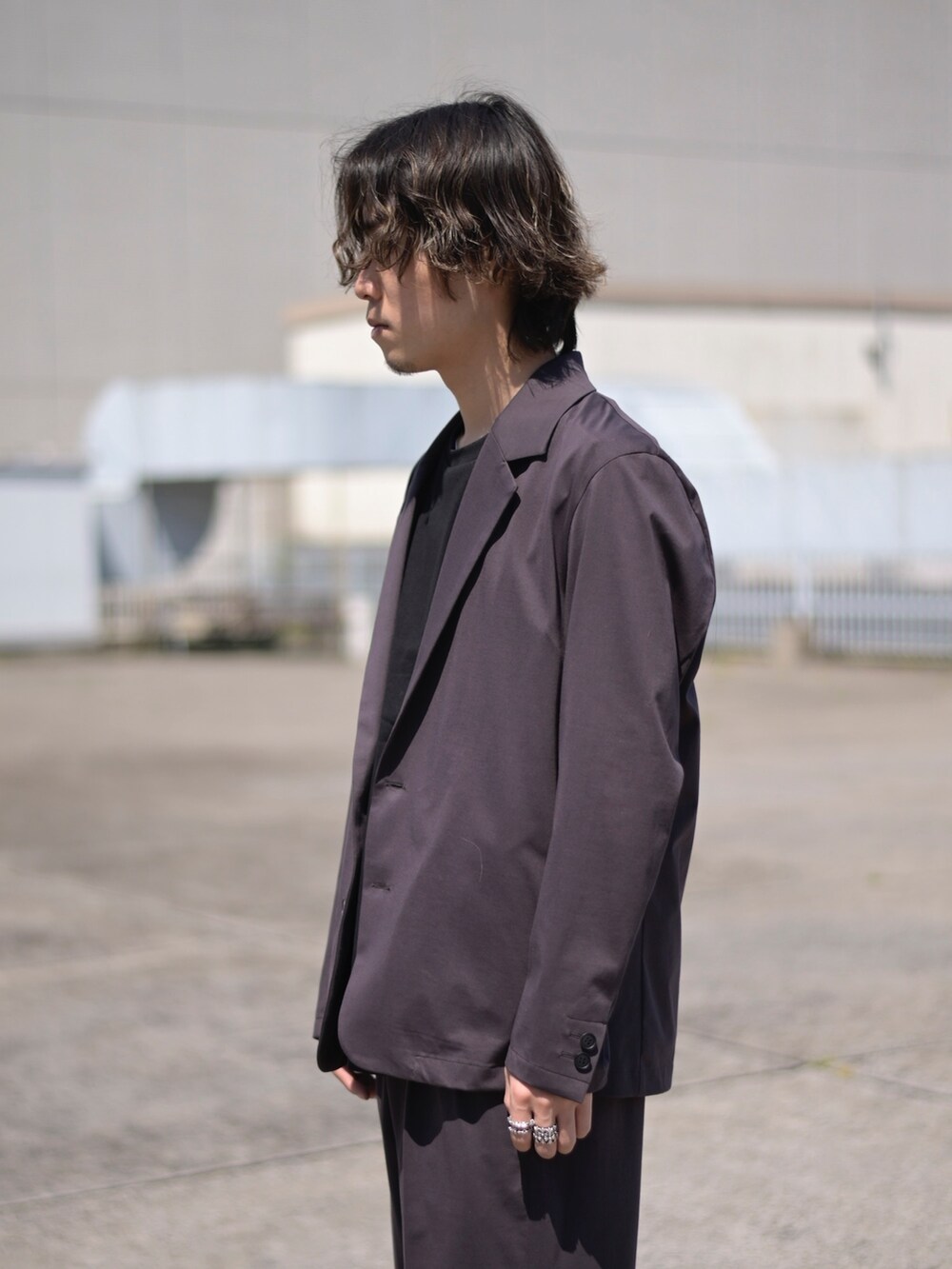 ブラウン系のテーラードジャケット、ブラウン系のスラックスを着用したメンズの春コーディネートの3枚目の写真