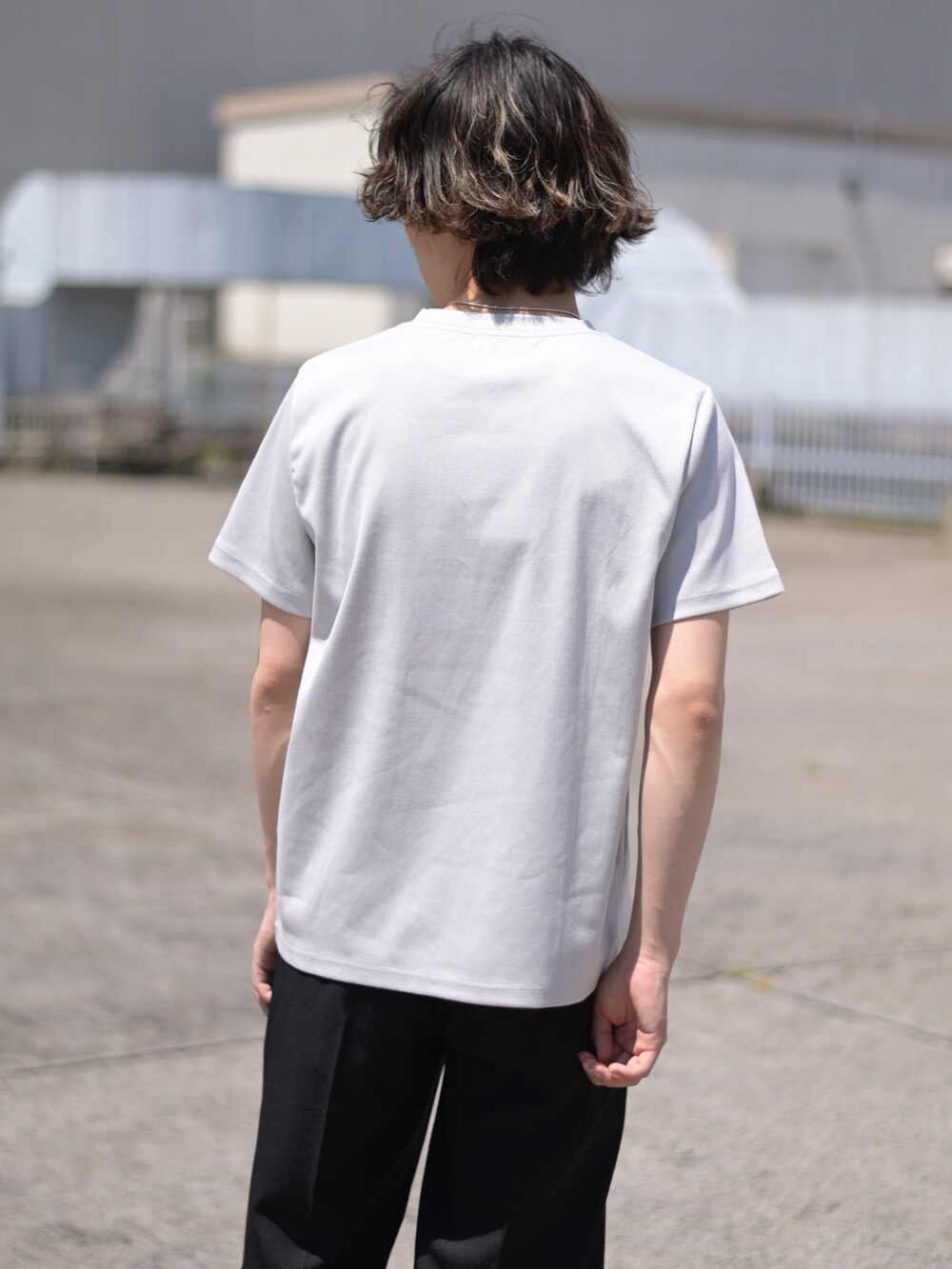 グリーン系のTシャツ/カットソーを着用したメンズの春コーディネートの5枚目の写真