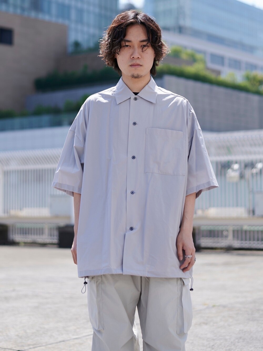 グレー系のシャツ/ブラウスを着用したメンズの春コーディネートの2枚目の写真