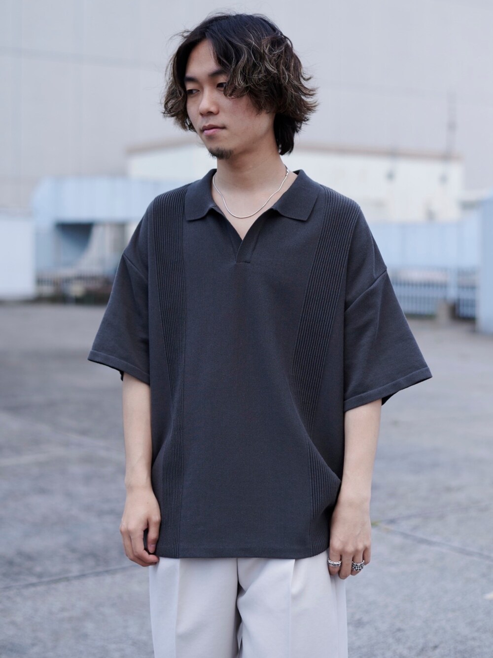 グレー系のポロシャツを着用したメンズの春コーディネートの2枚目の写真