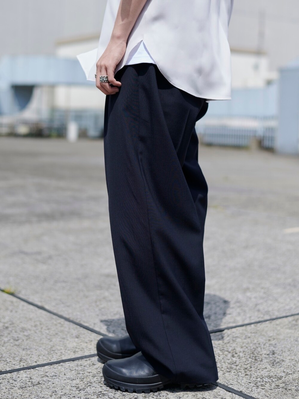 ホワイト系のシャツ/ブラウスを着用したメンズの春コーディネートの4枚目の写真